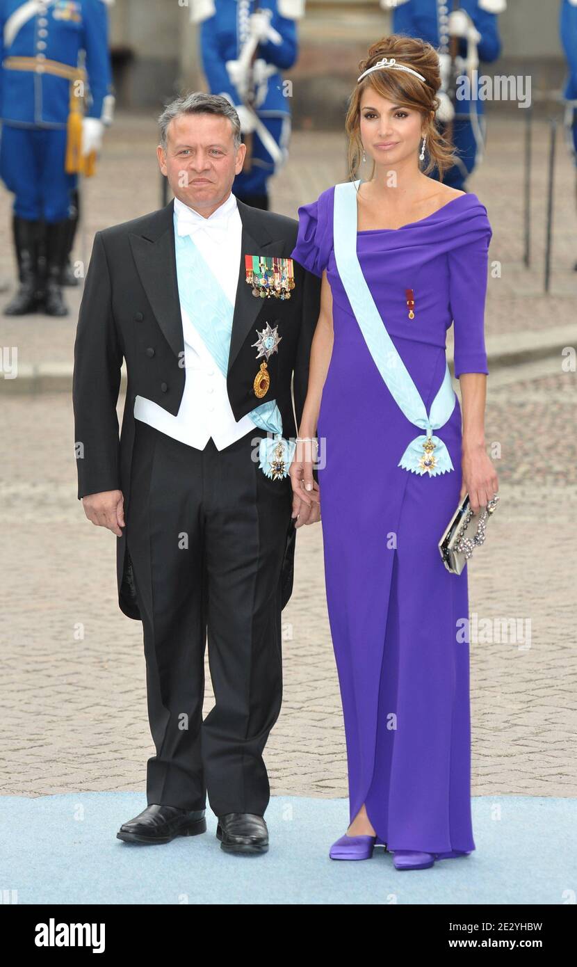König Abdullah II. Bin Al Hussein von Jordanien und Königin Rania al Abdullah von Jordanien kommen in die Storkyrkan Kathedrale zur Hochzeit von Kronprinzessin Victoria von Schweden und Daniel Westling in Stockholm, Schweden am 19. Juni 2010. Foto von Mousse-Nebinger-Orban/ABACAPRESS.COM Stockfoto