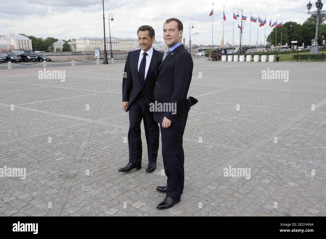 Der französische Präsident Nicolas Sarkozy und der russische Präsident Dmitri Medwedew sind während des jährlichen Internationalen Wirtschaftsforums in St. Petersburg, Russland, am 19. Juni 2010 abgebildet. Foto von Elodie Gregoire/ABACAPRESS.COM Stockfoto