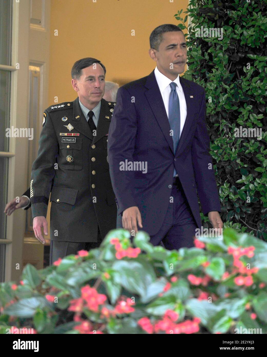 US-Präsident Barack Obama, rechts, geht vom Oval Office aus, um bekannt zu geben, dass er General Stanley McChrystal, US Army, Commander, International Security Assistance Force (ISAF) durch General David H. Petraeus, Chief des US Central Command (CENTCOM), links, in Washington, DC, USA, am Mittwoch, 23. Juni 2010 ersetzt. Foto von Ron Sachs/ABACAPRESS.COM Stockfoto