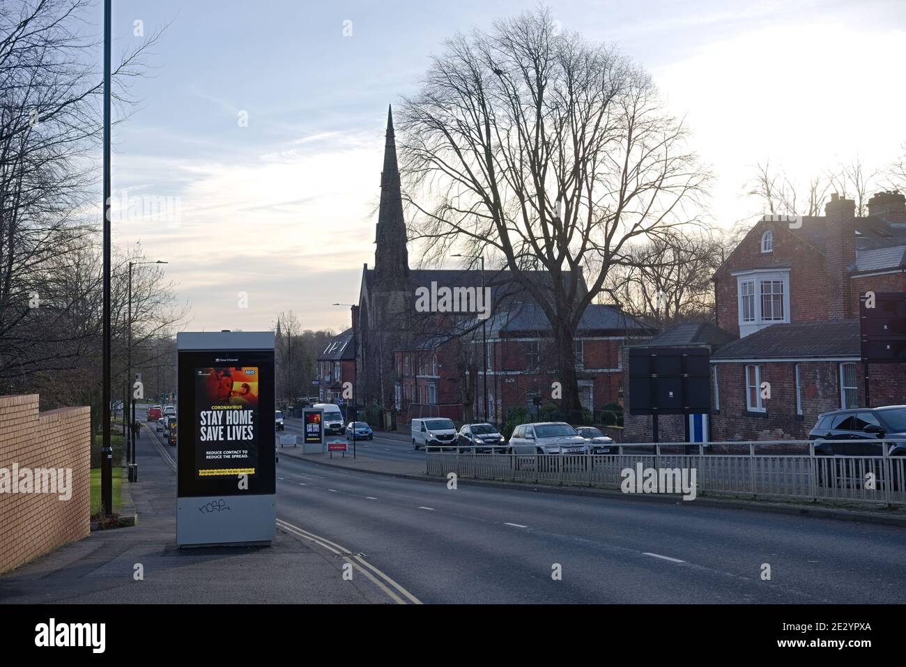 Sheffield, Großbritannien, 12. Januar 2021: Digital Signage an der Seite der ringstraße von sheffield mit COVID-19 sperrt öffentliche Informationen Stockfoto