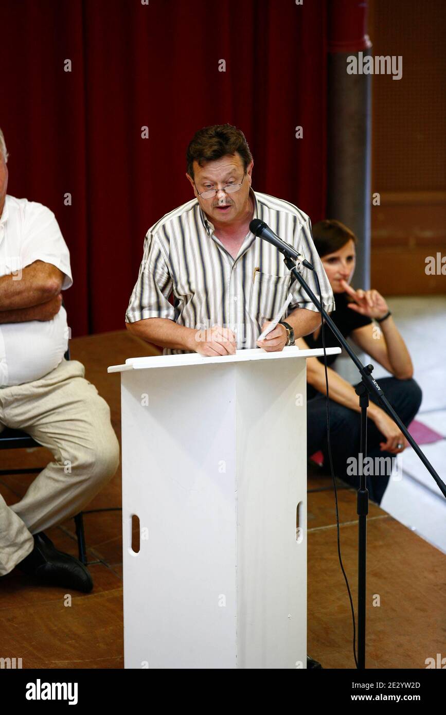 Jean-Pierre Delannoy (USTM CGT) fait un discours lors du Meeting unitaire regional d'extreme gauche contre la reforme des retraites du gouvernement a Lille, Nord de la France, le 29 juin 2010. Foto Sylvain Lefevre/ABACAPRESS.COM Stockfoto