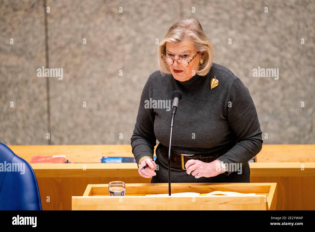 DEN HAAG, NIEDERLANDE - JANUAR 12: Ministerin für Justiz und Sicherheit Ankie Broekers-Knol während der Plenardebatte in der Tweede kamer Stockfoto