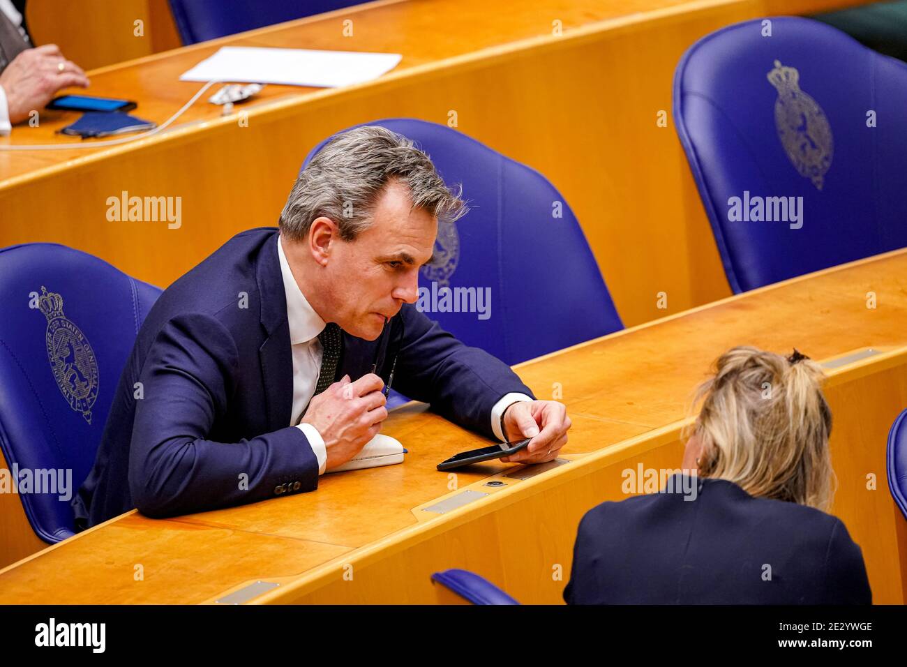 DEN HAAG, NIEDERLANDE - JANUAR 12: Mark Harbers von VVD gesehen während der Plenardebatte im Tweede kamer parlament am 12. Januar 2021 in der Hagu Stockfoto