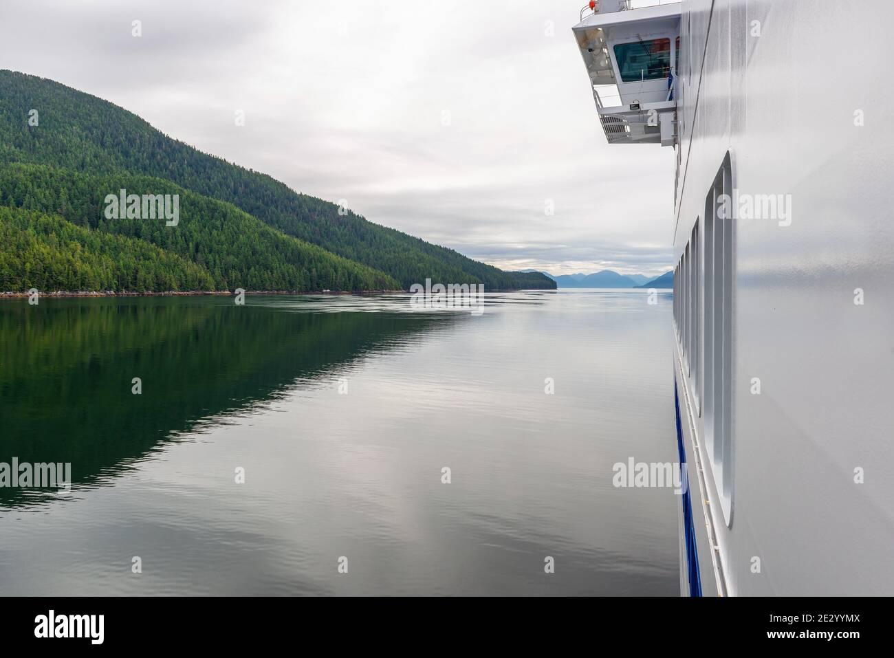 Landschaft entlang der Inside Passage Kreuzfahrt vom Kreuzfahrtschiff aus gesehen, Vancouver Island, British Columbia, Kanada. Konzentrieren Sie sich auf das Boot. Stockfoto
