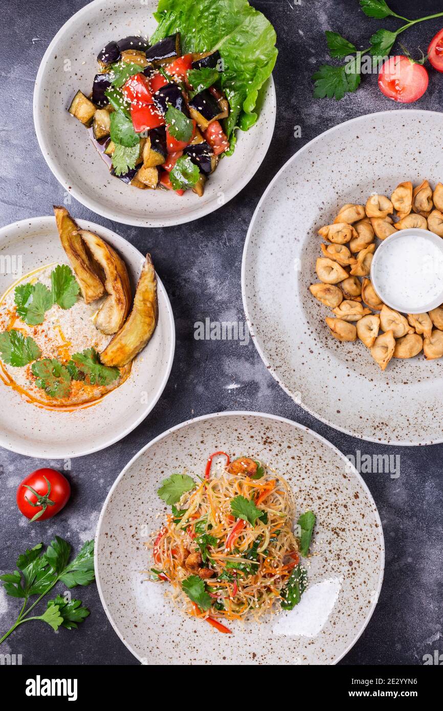 Kreative Komposition. Dekorierter Tisch mit Fertiggerichten, Snacks. Foto für Menü Stockfoto