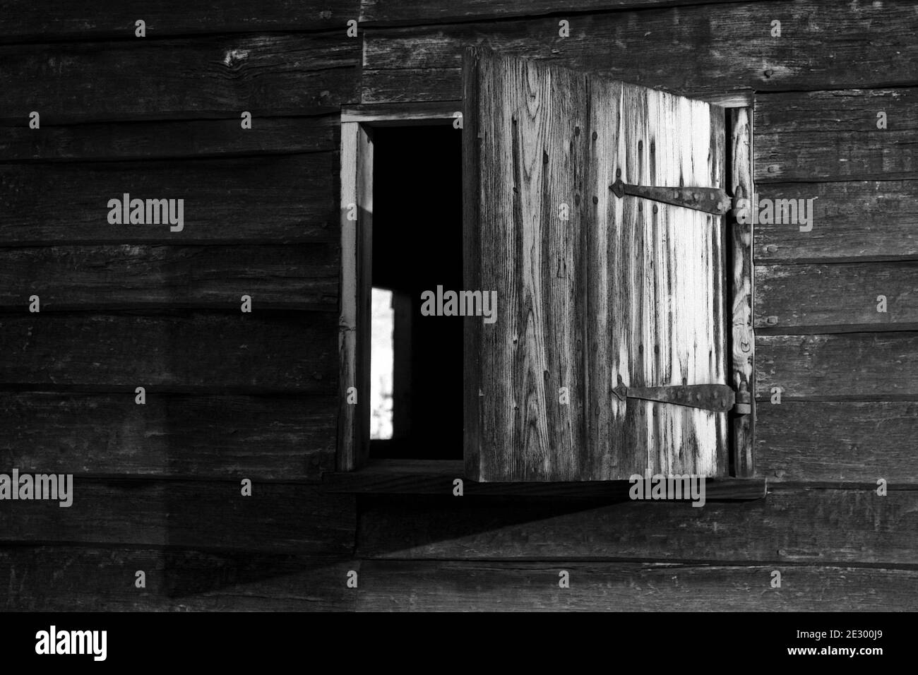 Ein offenes Holzfenster. Stockfoto