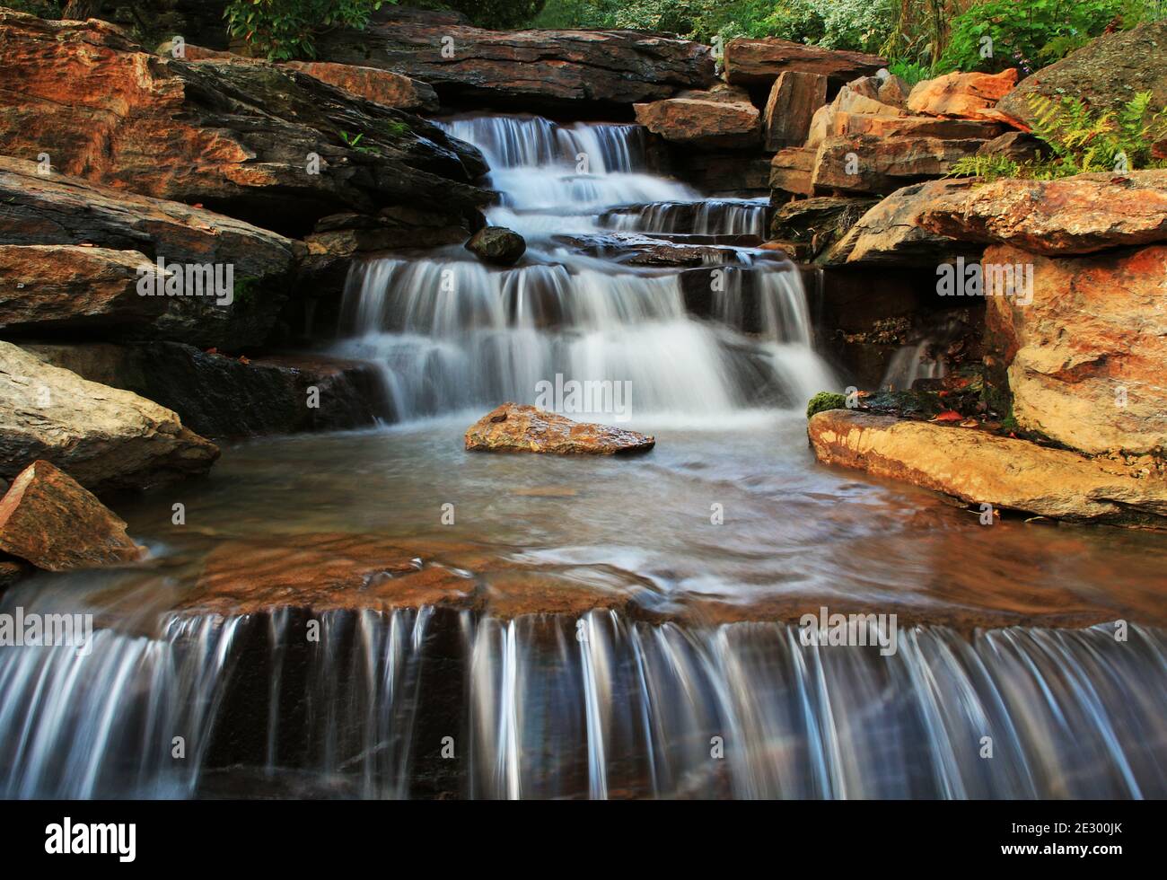 Wasserfall über Felsen. Stockfoto