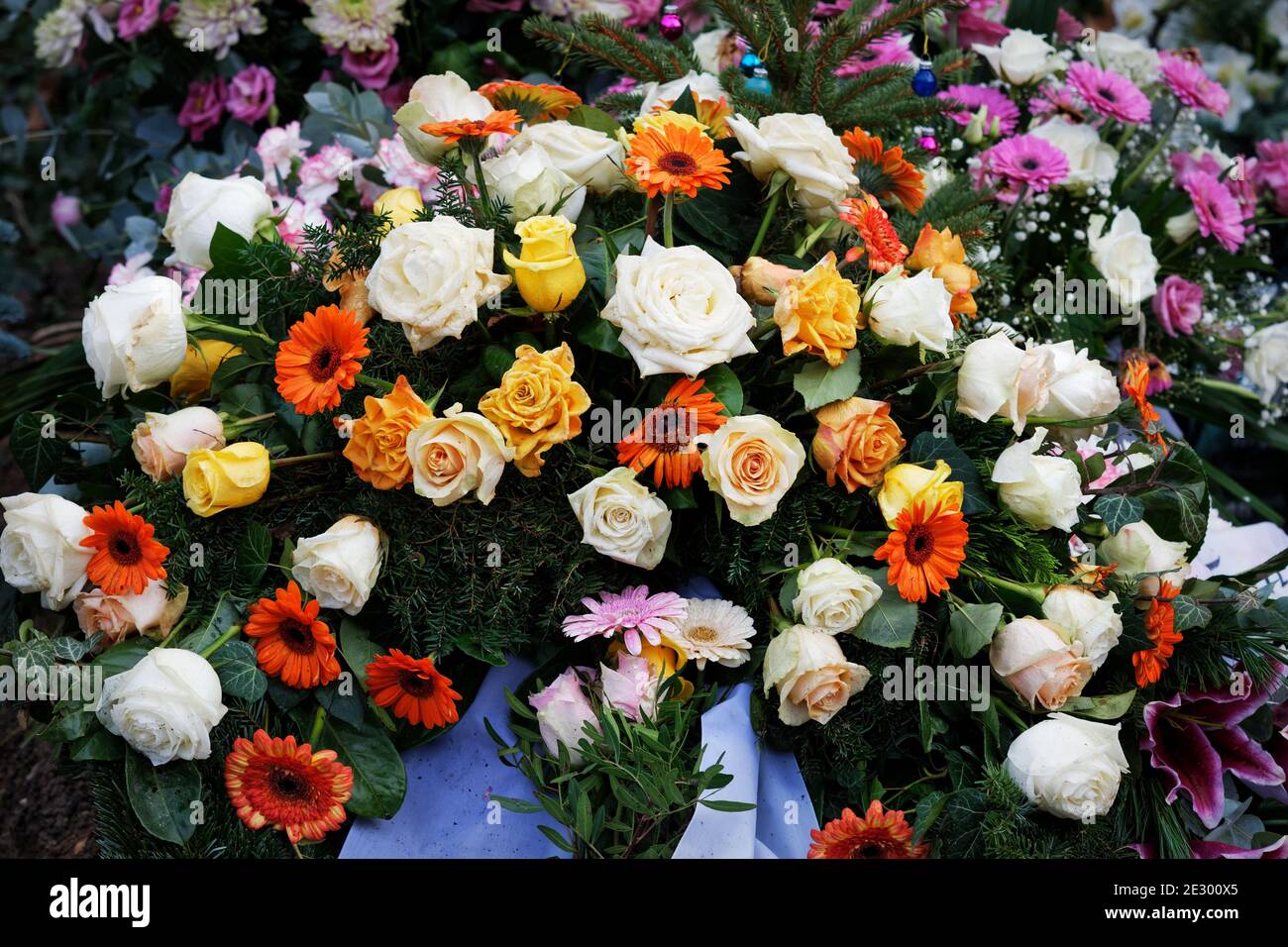 Blumenschmuck auf einem Grab nach einer Beerdigung Stockfoto