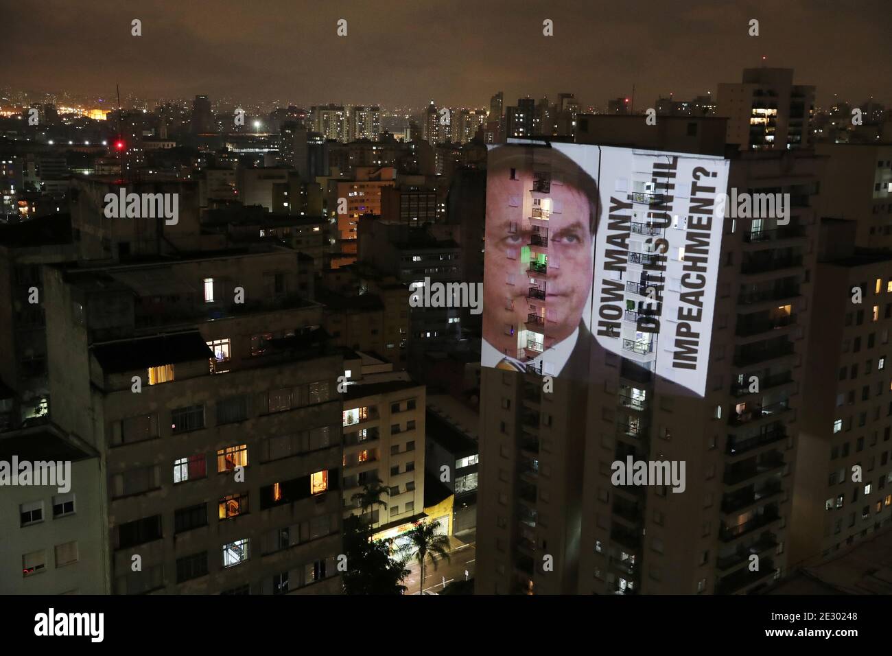 Ein Bild des brasilianischen Präsidenten Jair Bolsonaro mit dem Satz "wie viele Todesfälle bis zur Amtsenthebung" wird auf ein Gebäude projiziert, während eines Protestes gegen seine Politik gegen den Ausbruch der Coronavirus-Krankheit (COVID-19) und die Manaus-Gesundheitskrise im Viertel Santa Cecilia in Sao Paulo, Brasilien, 15. Januar 2021. REUTERS/Amanda Perobelli Stockfoto