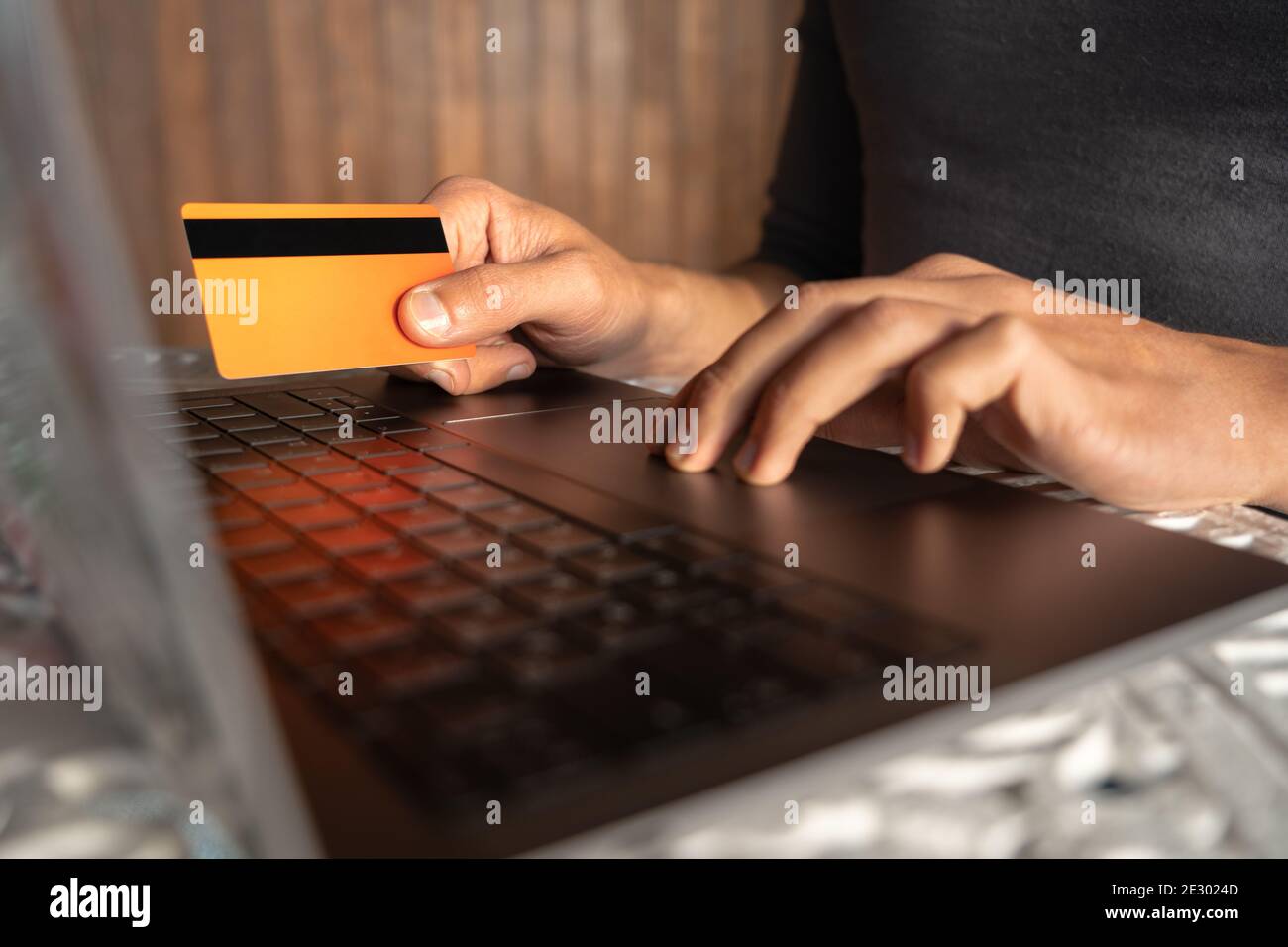 Mann Hände mit Kreditkarte und Laptop. Online-Shopping oder Zahlung, E-Commerce Stockfoto