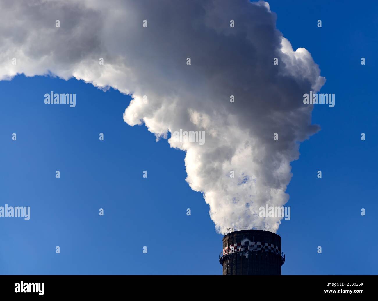 Bukarest, Rumänien - 15. Januar 2021: Kamin des CET Progresul Kraftwerks,  verschmutzt mit Rauch durch die Verbrennung von Heizöl und Gasen, in der  Sout Stockfotografie - Alamy