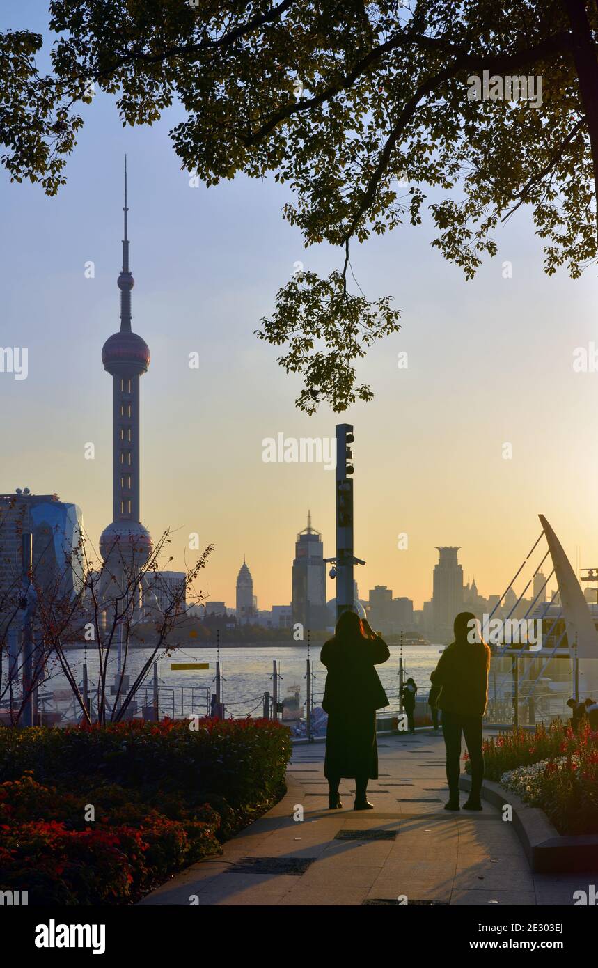 Fotografieren und den Sonnenuntergang mit Blick auf die beobachten Pudong Gegend von Shanghai und die berühmte Skyline dominiert von Der Oriental Pearl Tower Stockfoto