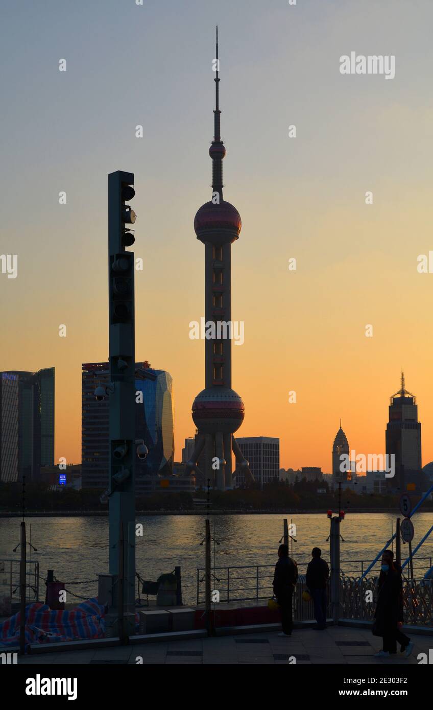 Fotografieren und den Sonnenuntergang mit Blick auf die beobachten Pudong Gegend von Shanghai und die berühmte Skyline dominiert von Der Oriental Pearl Tower Stockfoto