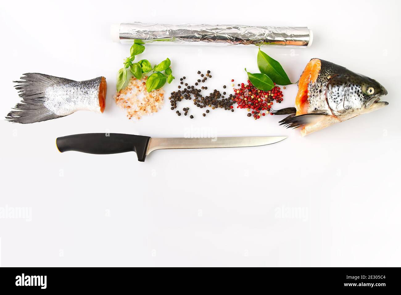 Rohe, frische Fischforelle zum Kochen auf der geschnitten Weiße Tabelle mit Kopierbereich Stockfoto