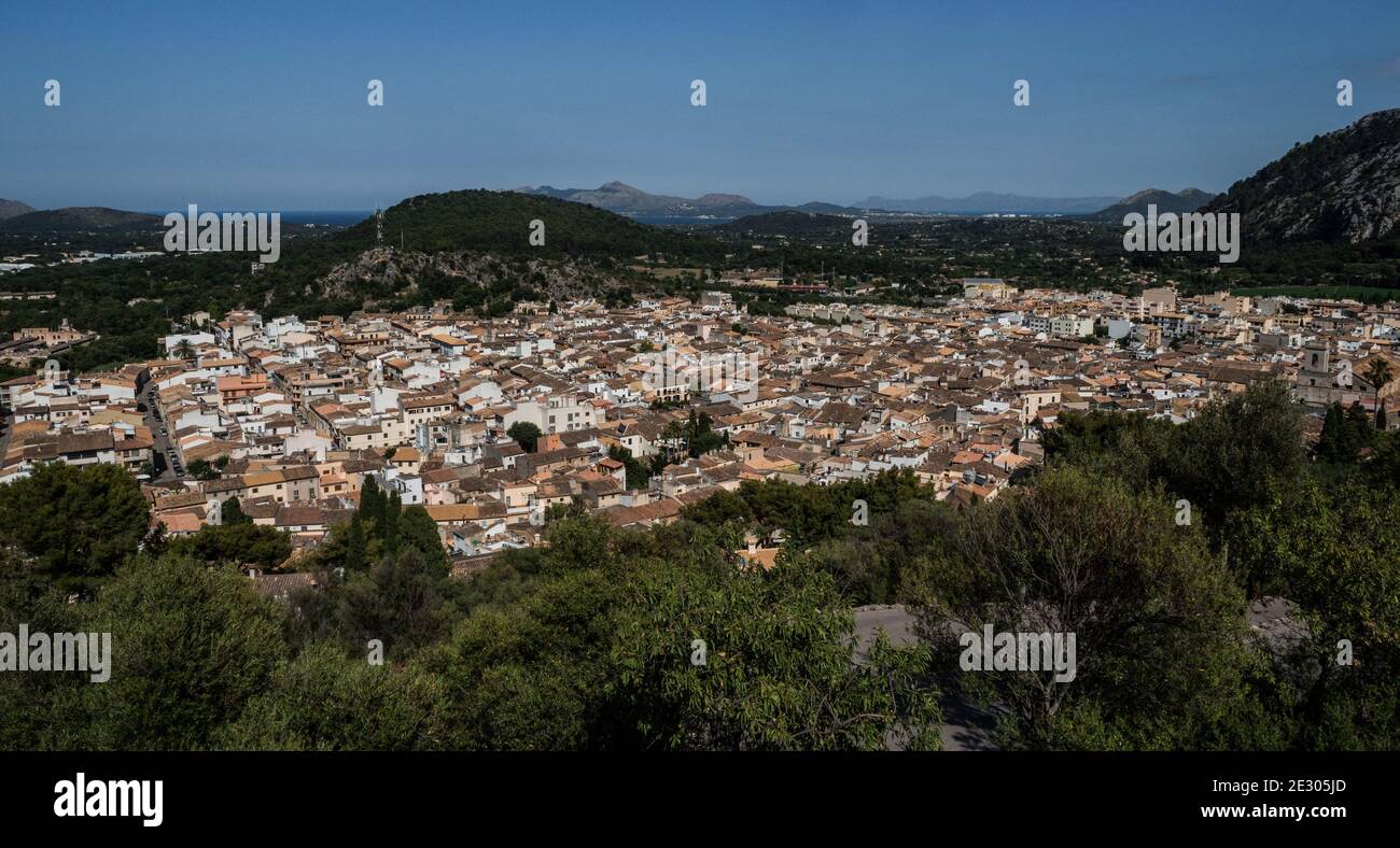 Panoramablick auf die mediterrane Stadt Pollenca Pollensa von Calvari Bergblick Mallorca Mallorca Balearen Spanien Europa Stockfoto