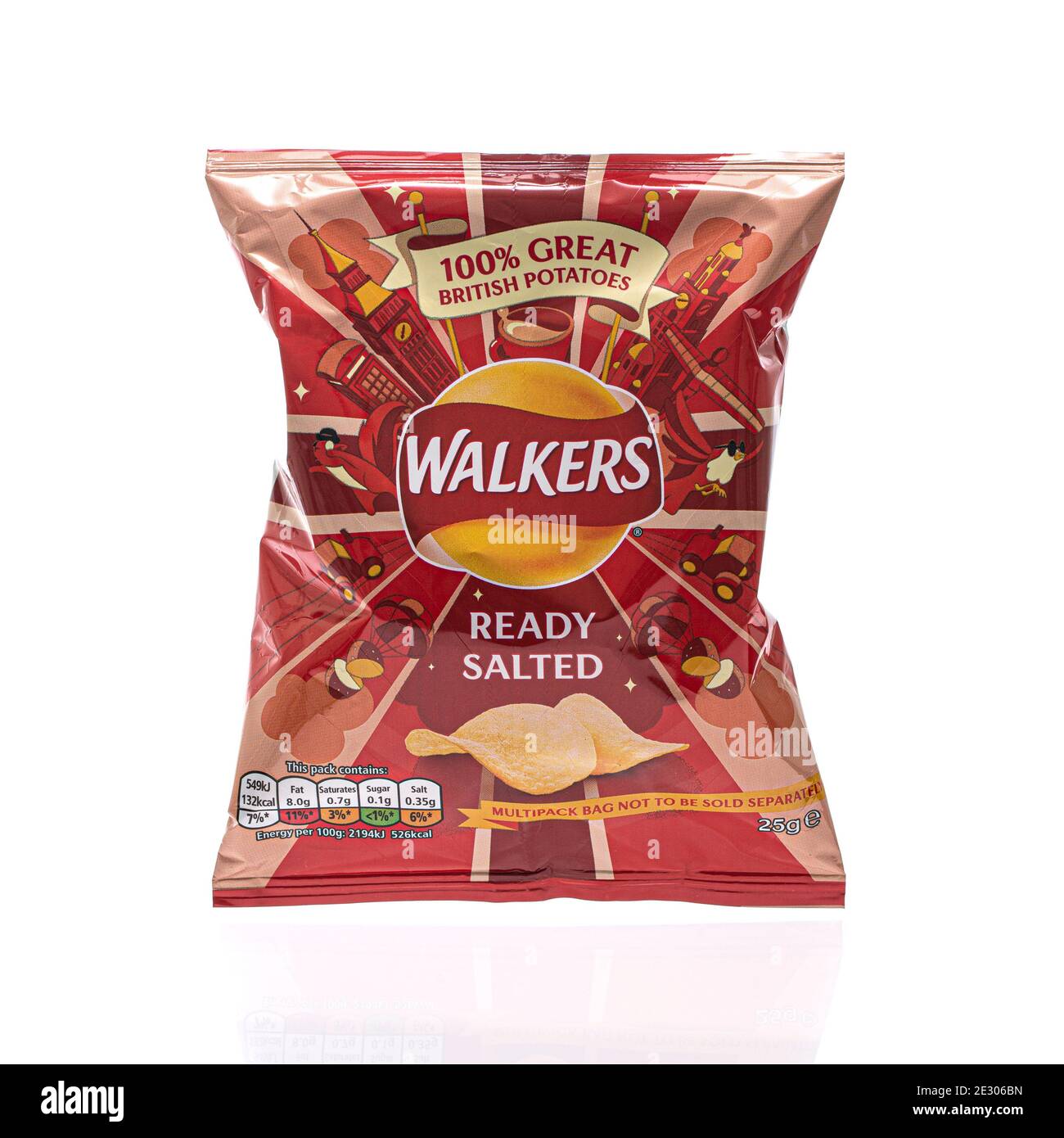 SWINDON, Großbritannien - 15. JANUAR 2021: Packung Walkers Ready Salted Crisps 100% große britische Kartoffeln auf weißem Hintergrund Stockfoto