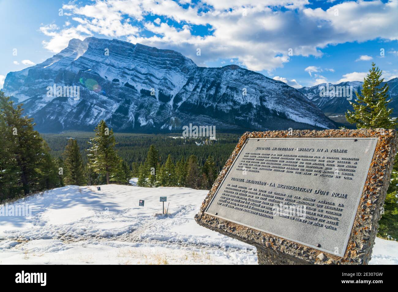 Hoodoos Aussichtspunkt in einem verschneiten Herbst sonnigen Tag. Banff National Park, Canadian Rockies. Stockfoto