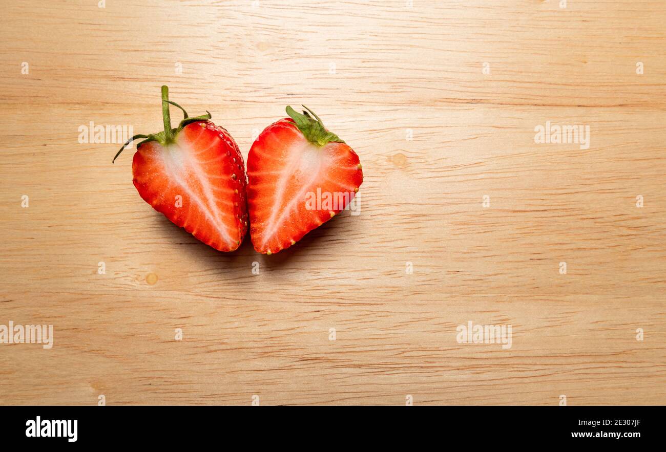 Frische Erdbeeren auf Holz Schneidebrett. Erdbeer Herz Form. Vegane ...