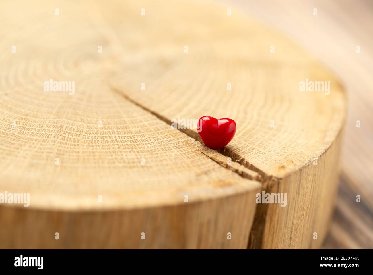 Valentinstag Hintergrund mit Herzen. Rotes Herz auf altem Holz. Urlaubskarte mit Kopierplatz. Stockfoto