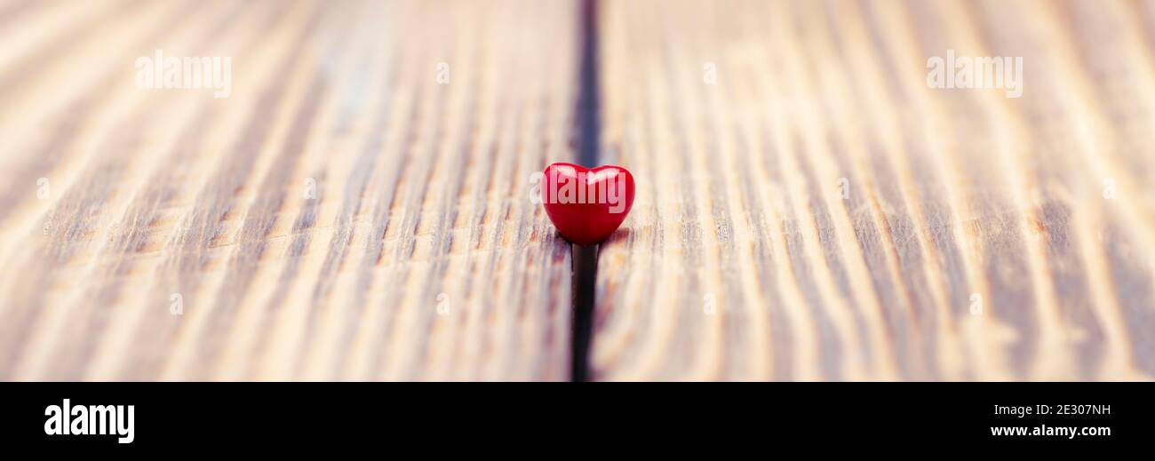 Valentinstag Hintergrund mit Herzen. Rotes Herz auf altem Holz. Urlaubskarte mit Kopierplatz. Stockfoto