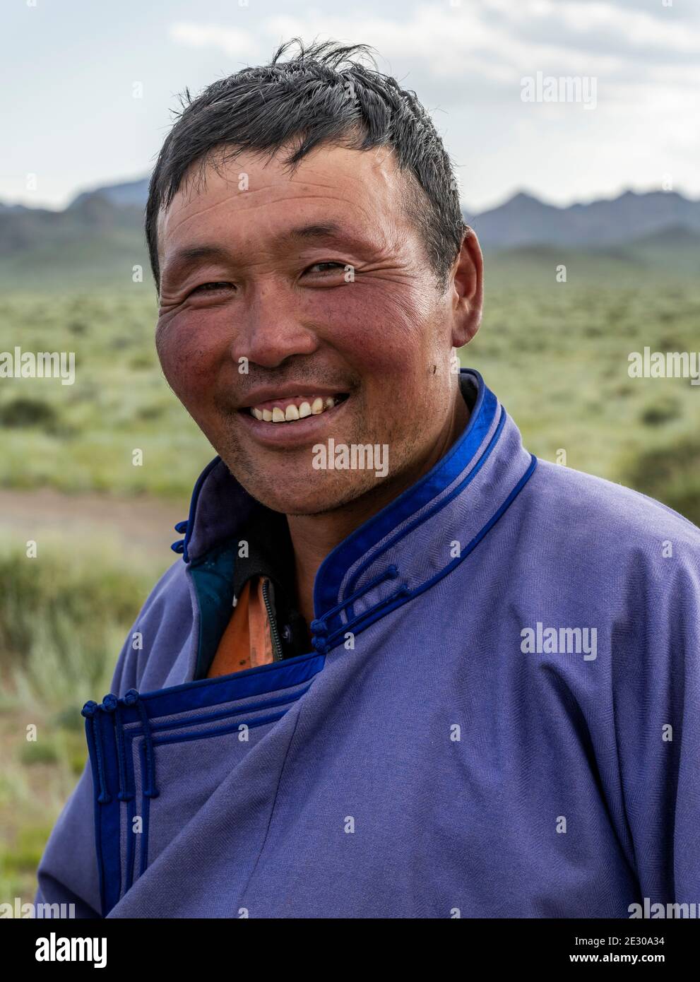Myangad, Mongolei - 6. August 2019: Porträt eines Mongolen und Hirten auf der Steppe der Mongolei. Stockfoto