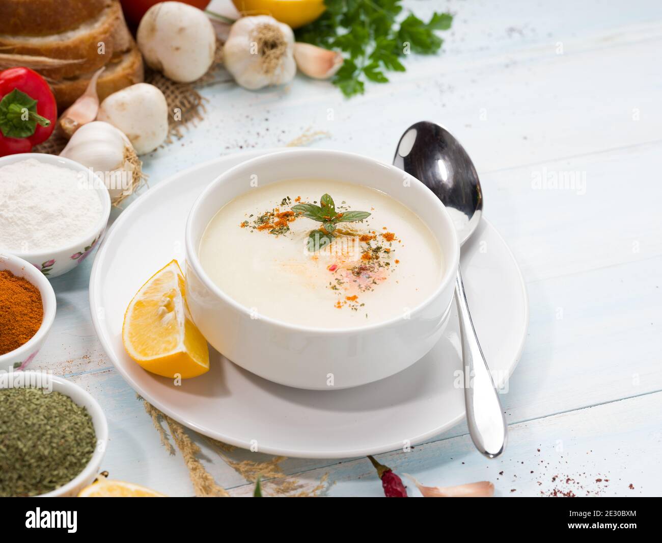 Traditionelle türkische Kuttensuppe (Türkisch; Iskembe-Suppe), das Konzept der türkischen Küche traditionelle Suppen Stockfoto