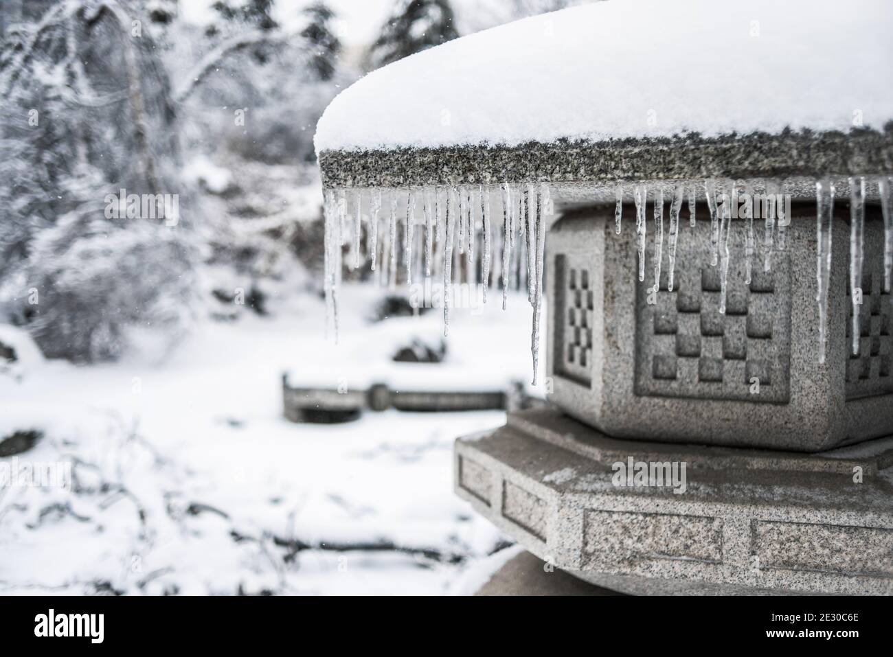 Japanischer Steingarten nach einem Wintereissturm. Kaltes, frostiges Schneewetter. Wunderschöne Winterlandschaft. Stockfoto