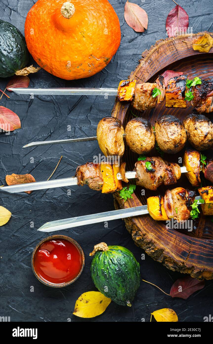 Kebabs oder Spieße von Fleisch und Kürbis.Delicious gebratenes Fleisch auf  Spieße Stockfotografie - Alamy