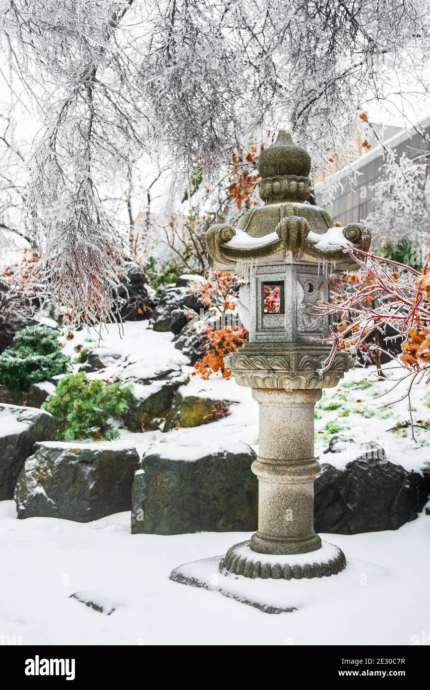 Japanischer Steingarten im Winter. Bäume bedeckt mit Schnee und Eis. Kaltes, schneebedecktes, frostiges Wetter. Wunderschöne Winterlandschaft. Stockfoto