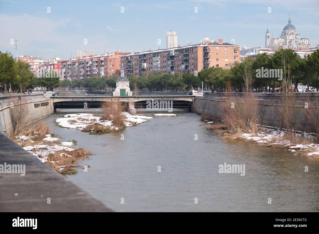 Madrid, Spanien. 15. Januar 2021: Madrid Rio Park nach Filomena Schneesturm. Stockfoto