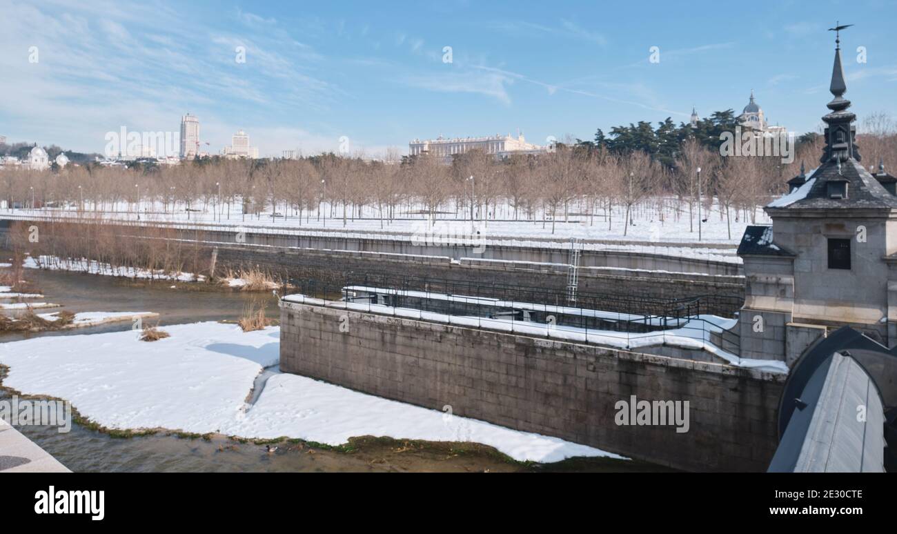Madrid, Spanien. 15. Januar 2021: Madrid Rio Park nach Filomena Schneesturm. Stockfoto