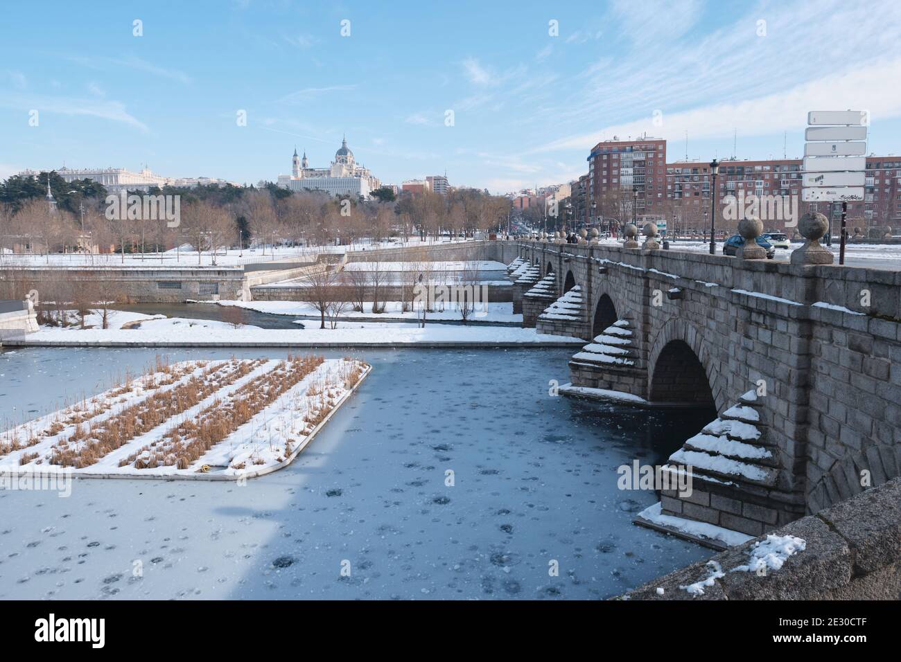 Madrid, Spanien. 15. Januar 2021: Segovia Brücke in Madrid Rio Park nach Filomena Schneesturm. Stockfoto