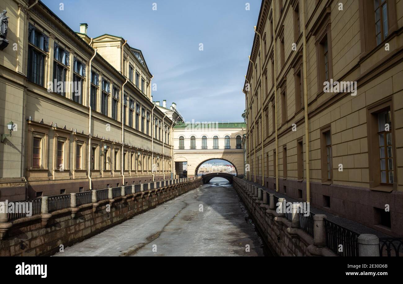 Alte Gebäude am Ufer des Zimnyaya Kanavka Kanals in St. Petersburg. Stockfoto
