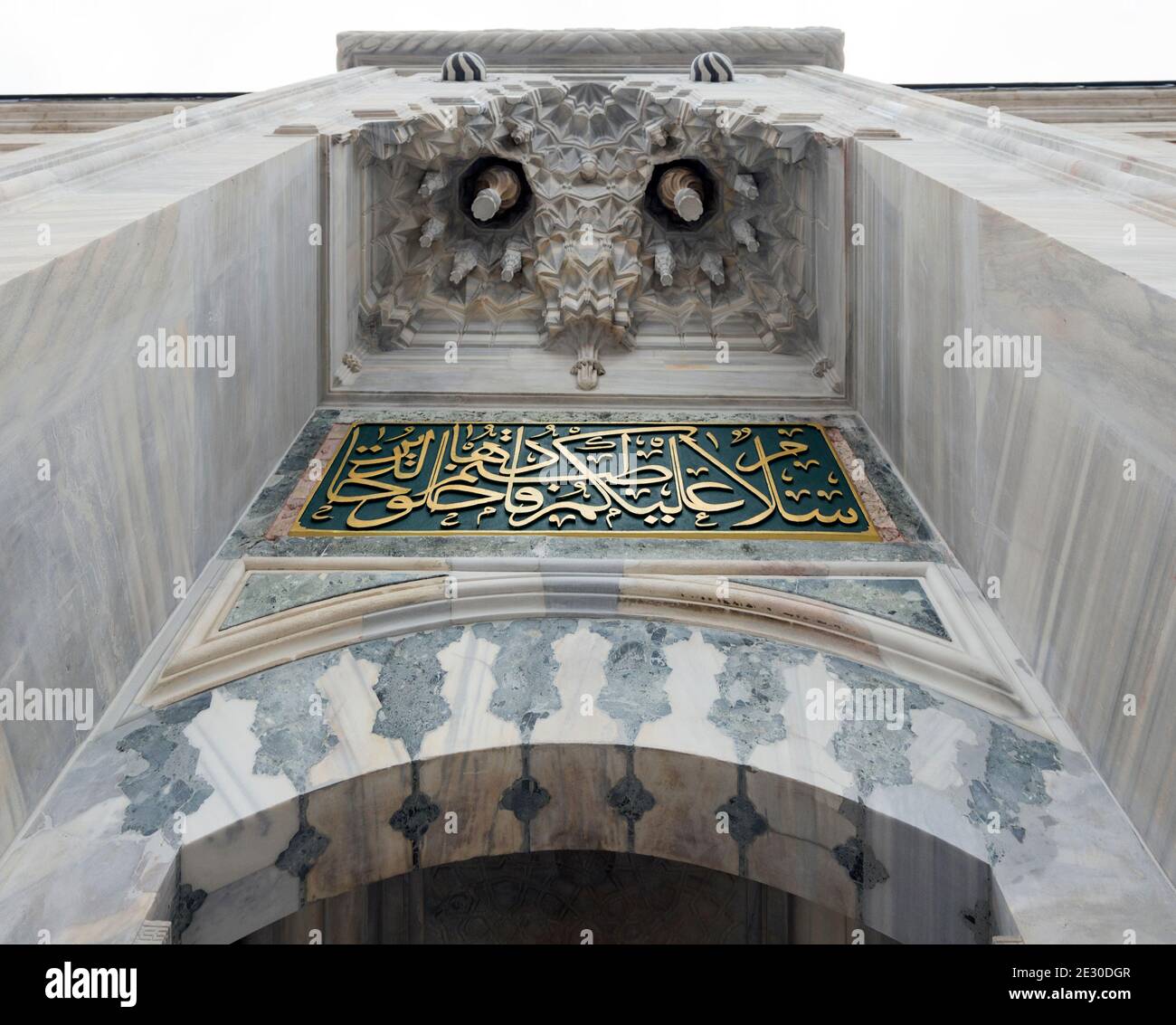 Direkt unter einem der Tore zum Innenhof der Bayezid II Moschee aus dem 16. Jahrhundert in Istanbul, Türkei, mit Muqarnas oben. Stockfoto