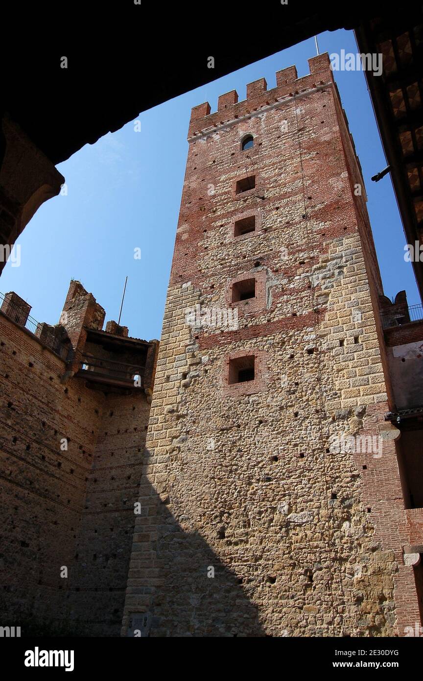Nahaufnahme der mittelalterlichen Burg von Marostica Stadt mit einem Turm. Provinz Vicenza, Venetien, Italien, Europa Stockfoto