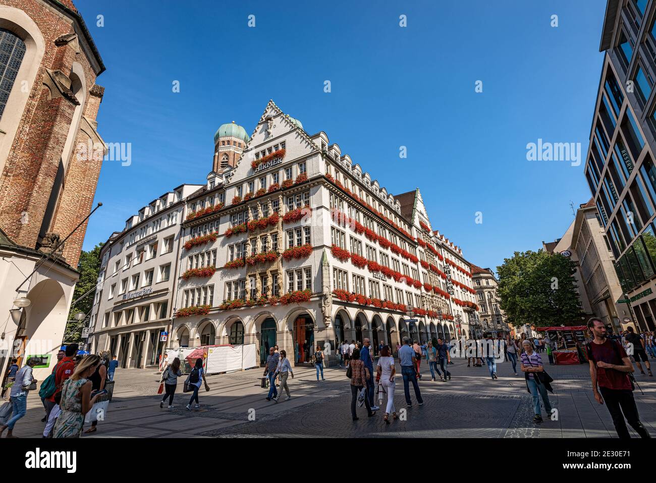 Kaufingerstraße, Einkaufsstraße und Fußgängerzone in Münchens Innenstadt in der Nähe des Marienplatzes, mit dem Schloss zum Schonen Turm. Stockfoto