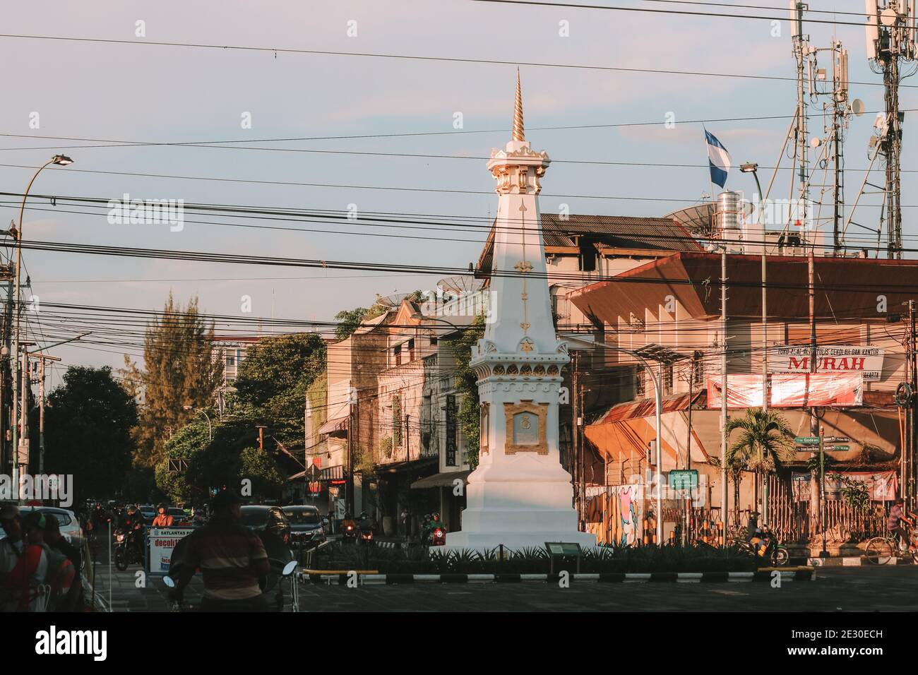 Tugu Jogja mit Sonnenuntergang Hintergrund, oder bekannt als Tugu Pal ist das Wahrzeichen von Yogyakarta -Yogyakarta, Indonesien - 25. Februar 2020. Stockfoto