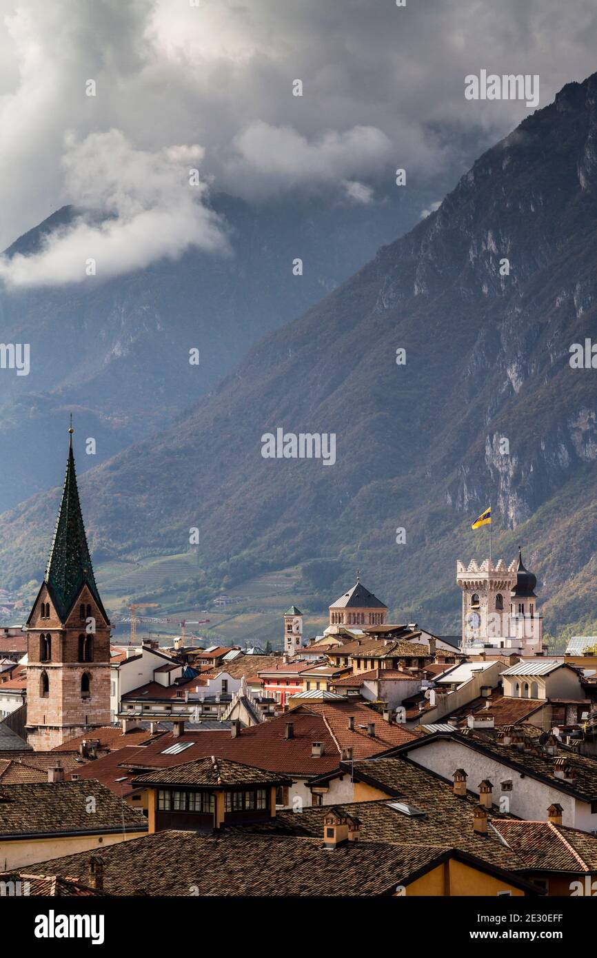 Blick auf die Dächer von Trient vom Schloss Buonconsiglio in Trient. Trient, Trient, Trentino-Südtirol, Italien, Europa. Stockfoto