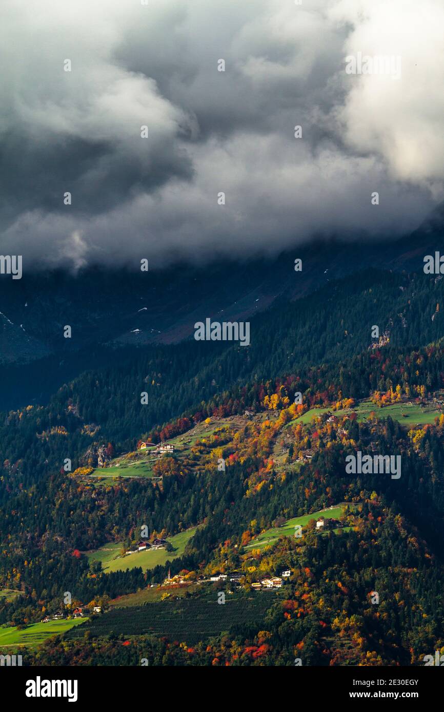 Blick auf die Berge rund um Meran in einem bewölkten Herbsttag. Meran, Provinz Bozen, Trentino-Südtirol, Italien, Europa. Stockfoto