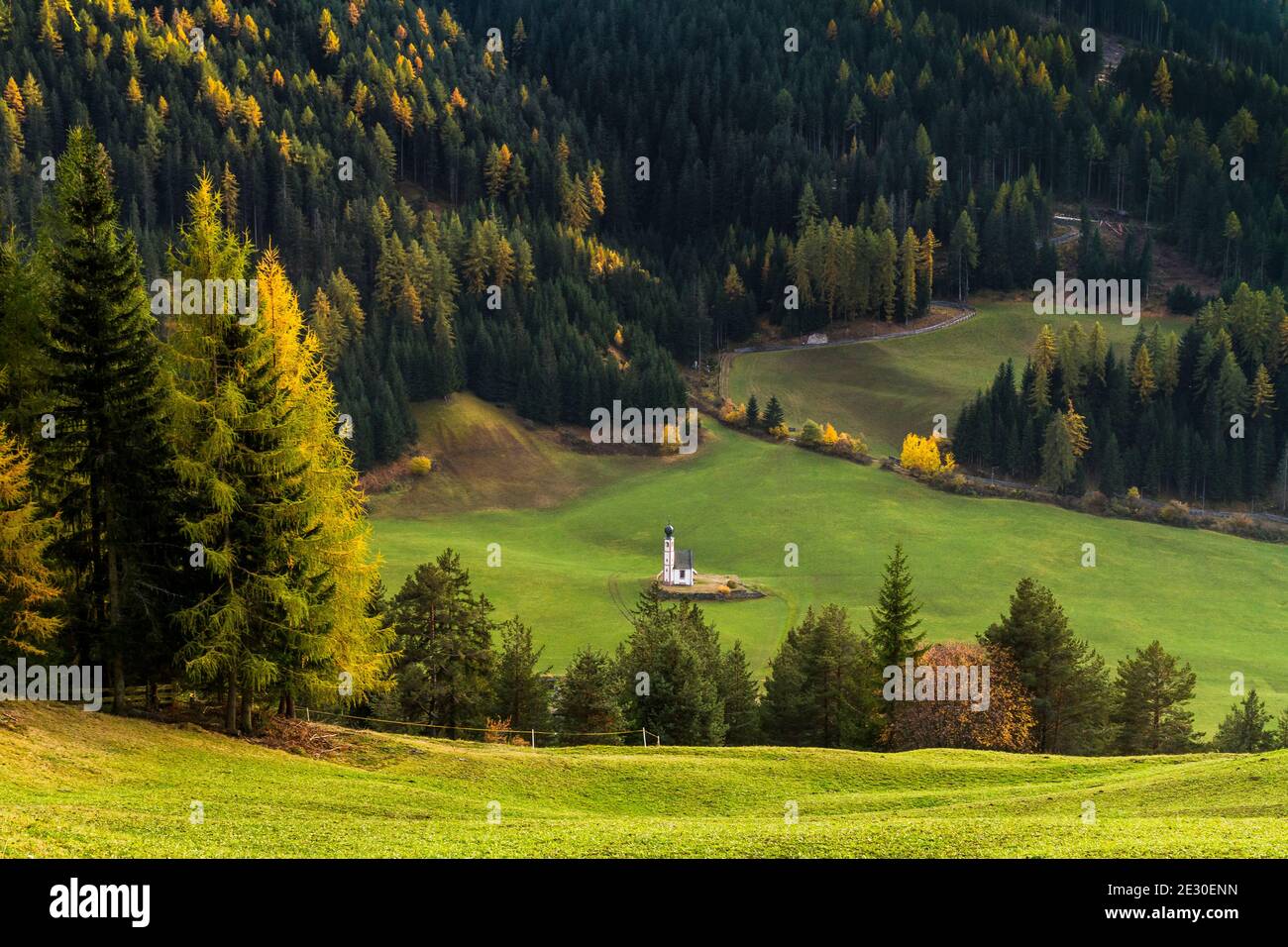 Blick auf die kleine Kirche St. Johannes in Ranui, Santa Magdalena, Funes Tal, Dolomiten Alpen, Trentino-Südtirol, Italien. Stockfoto
