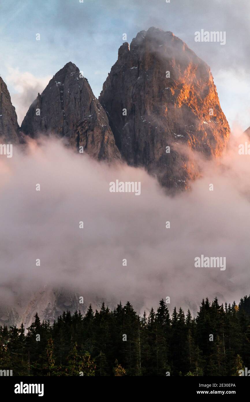 Blick auf die Geisler Berge während eines nebligen Morgens. Villnösser Tal, Dolomiten, Trentino-Südtirol, Italien. Stockfoto