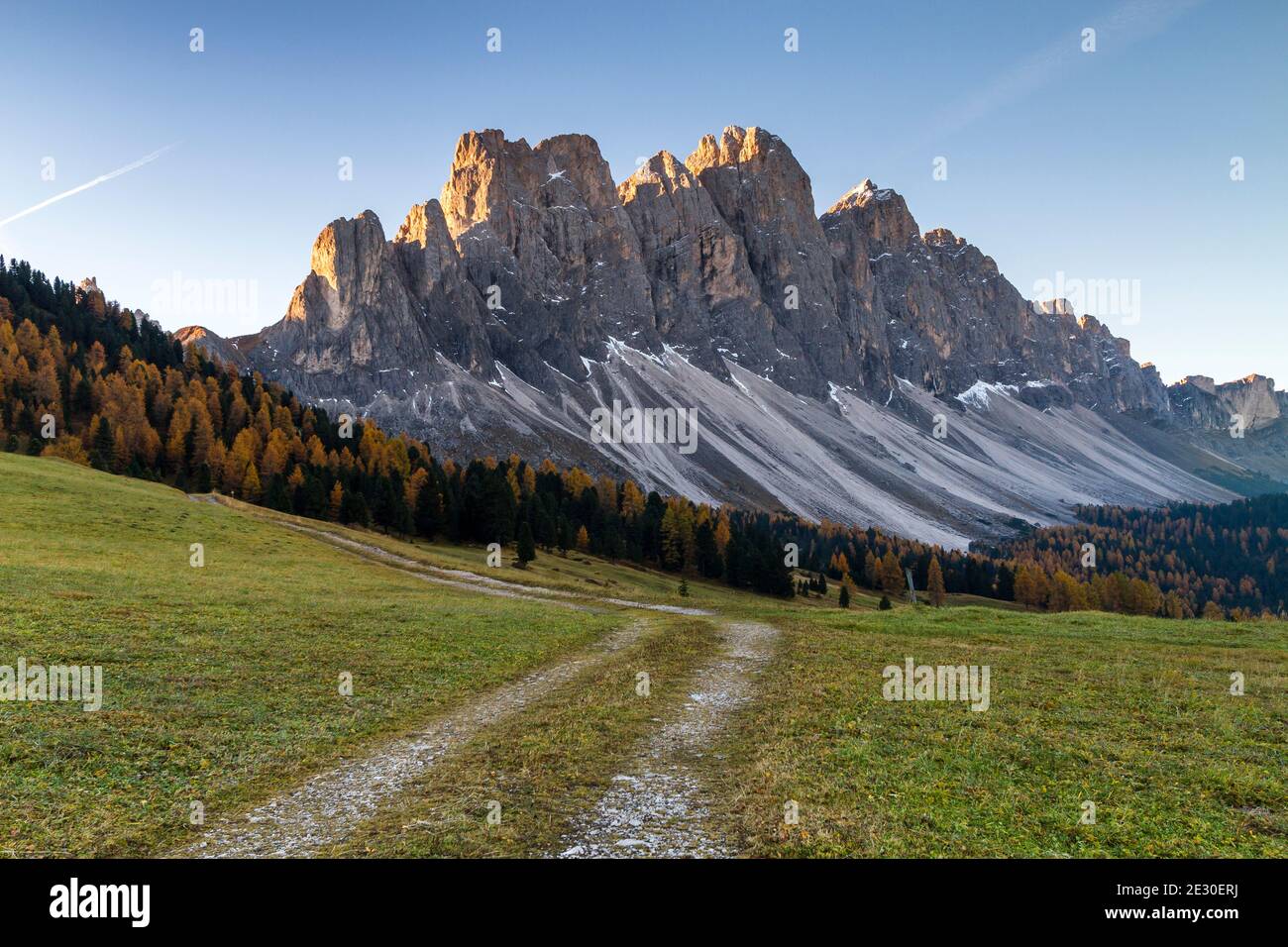 Blick auf einen Sonnenaufgang vor dem Geislermassiv von der Gampenmalga. Villnösser Tal, Dolomiten, Trentino-Südtirol, Italien. Stockfoto