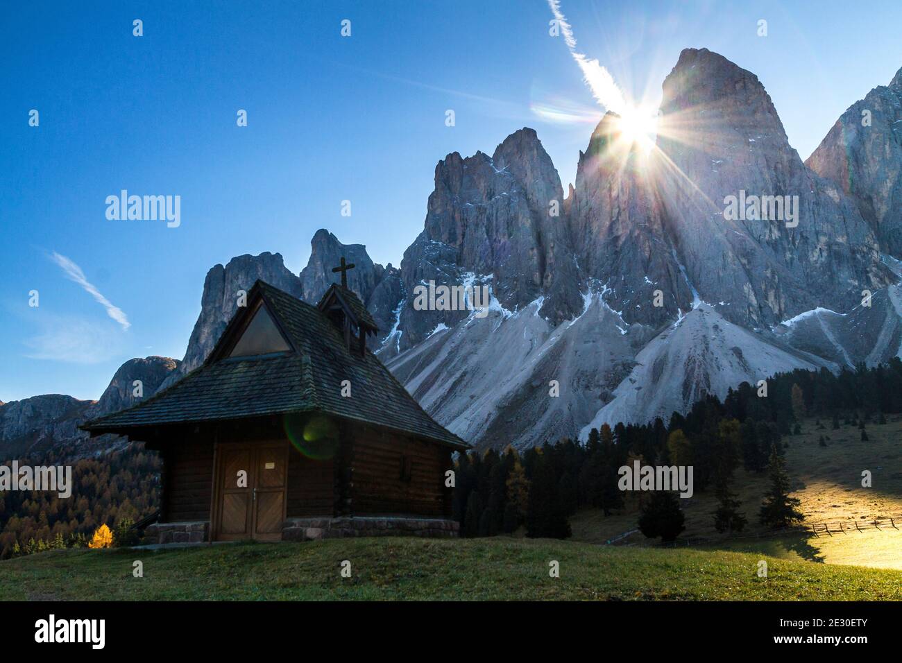 Blick auf die kleine Kirche der Glatschalm vor den Geislerbergen. Villnösser Tal, Dolomiten, Trentino-Südtirol, Italien. Stockfoto