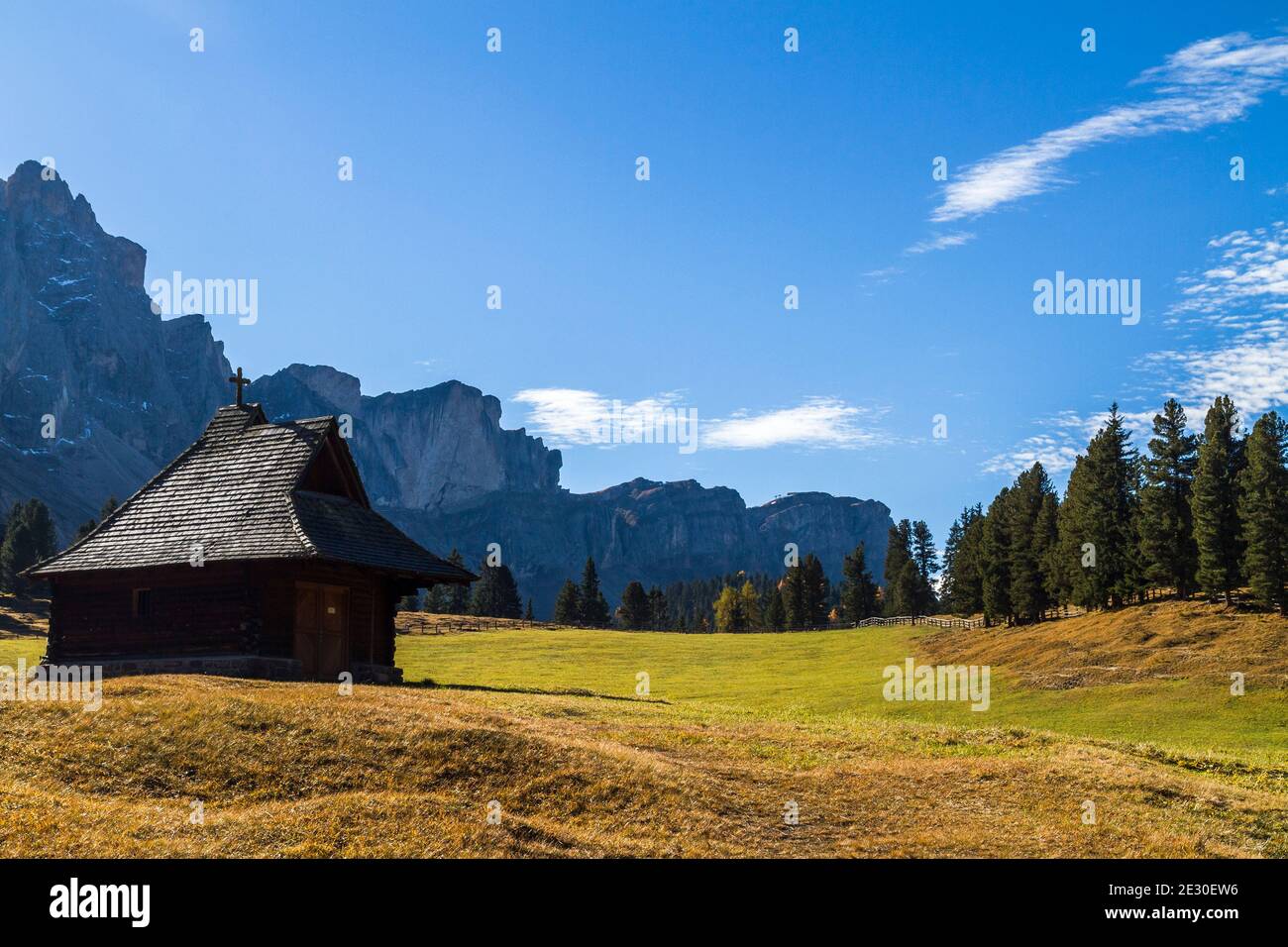 Blick auf die Kirche vor den Geislerbergen von der Glatschalm. Villnösser Tal, Dolomiten, Trentino-Südtirol, Italien. Stockfoto