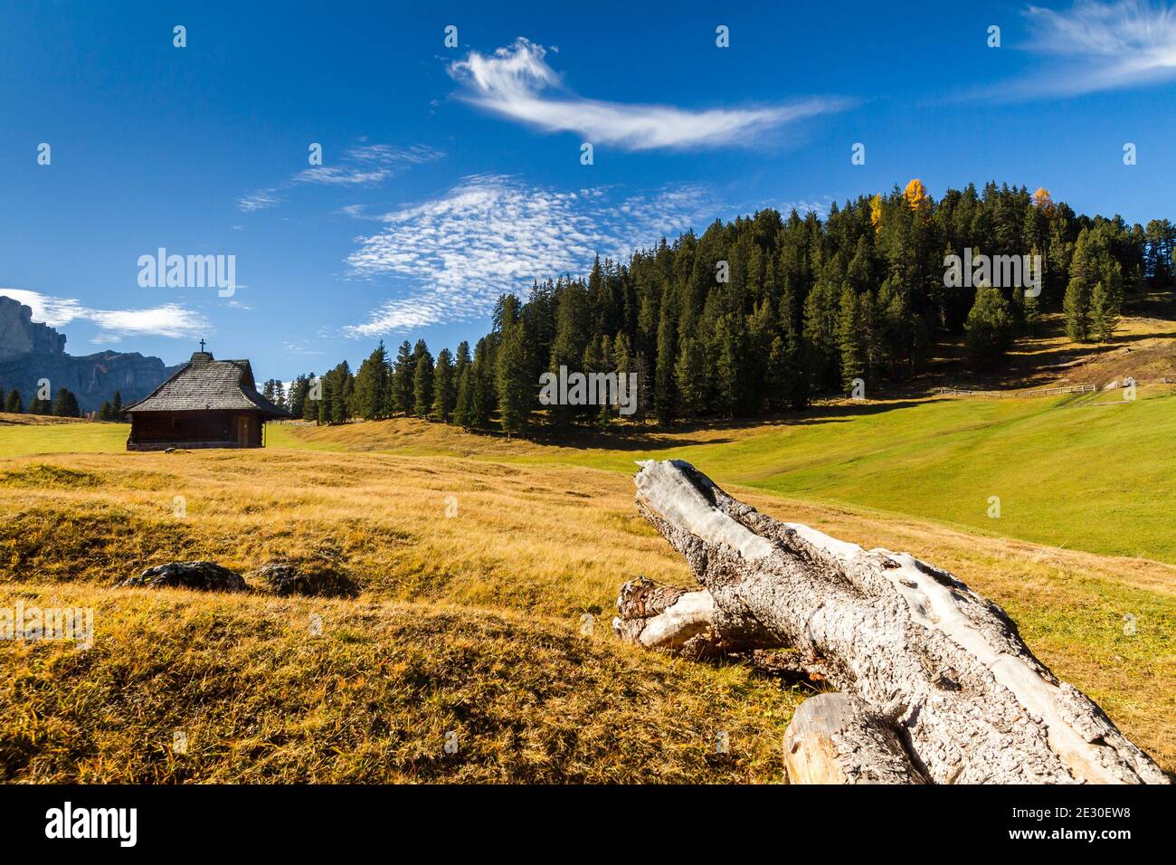 Blick auf die Kirche vor den Geislerbergen von der Glatschalm. Villnösser Tal, Dolomiten, Trentino-Südtirol, Italien. Stockfoto