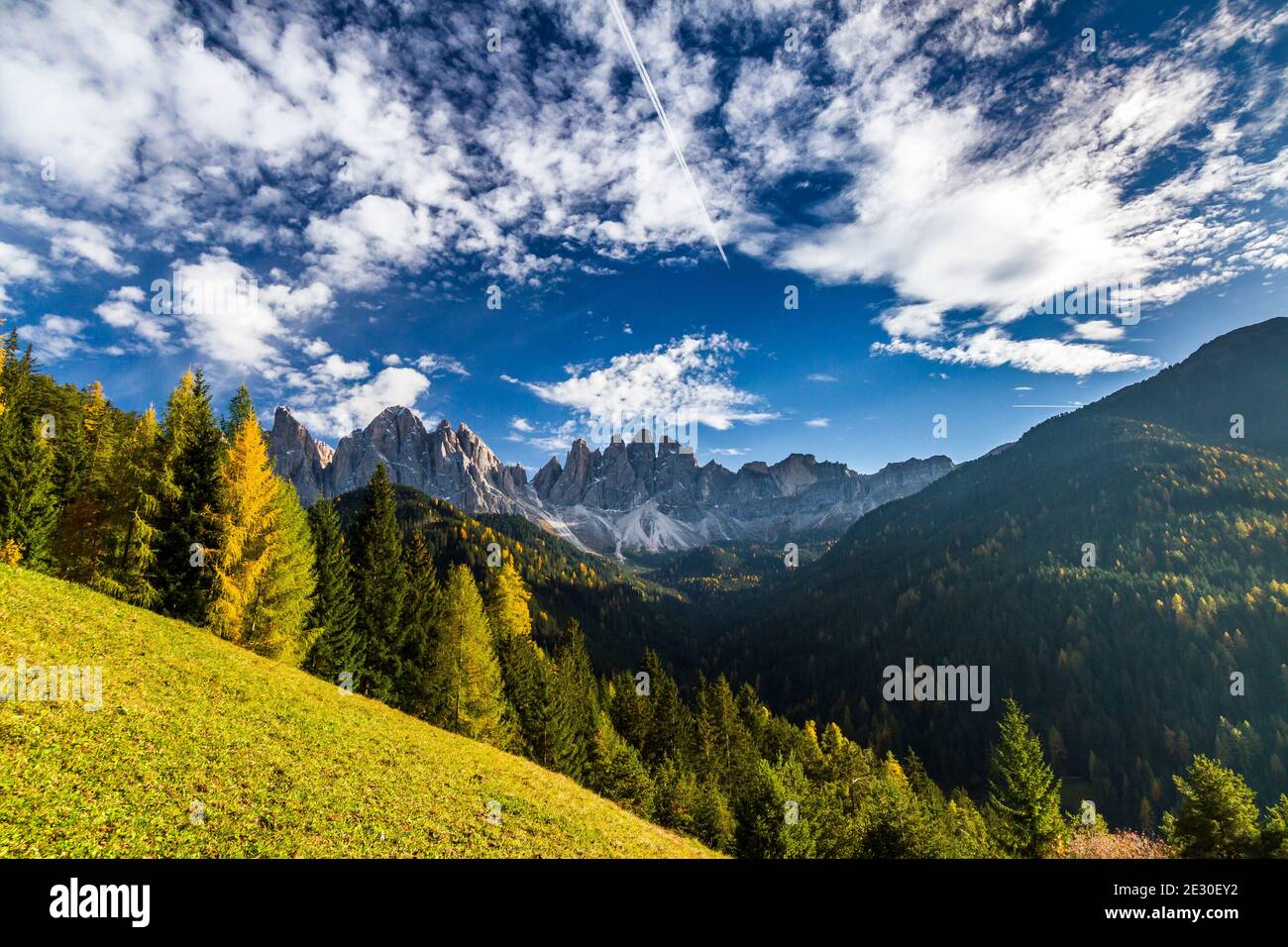 Blick auf die Geisler-Gruppe von der Straße nach Malga Zannes. Villnösser Tal, Dolomiten, Trentino-Südtirol, Italien. Stockfoto