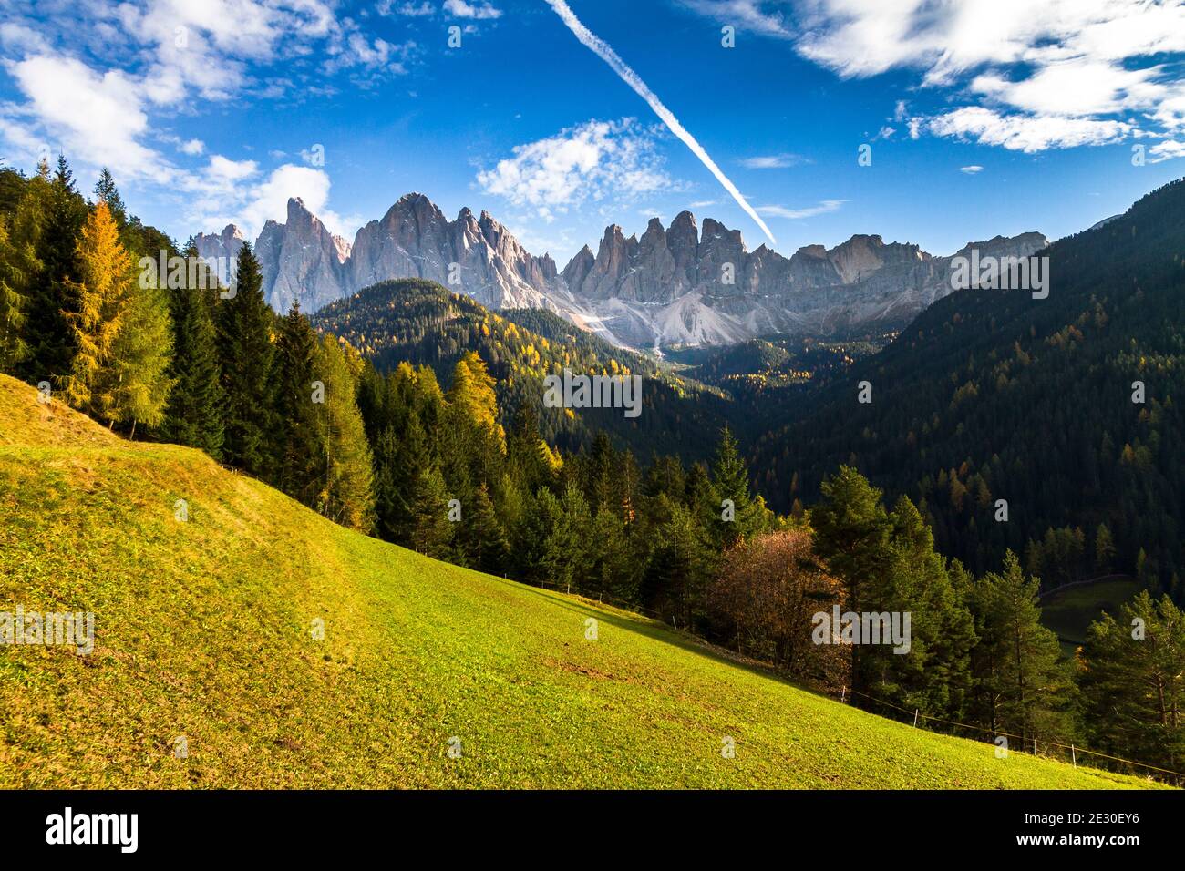 Blick auf die Geisler-Gruppe von der Straße nach Malga Zannes. Villnösser Tal, Dolomiten, Trentino-Südtirol, Italien. Stockfoto