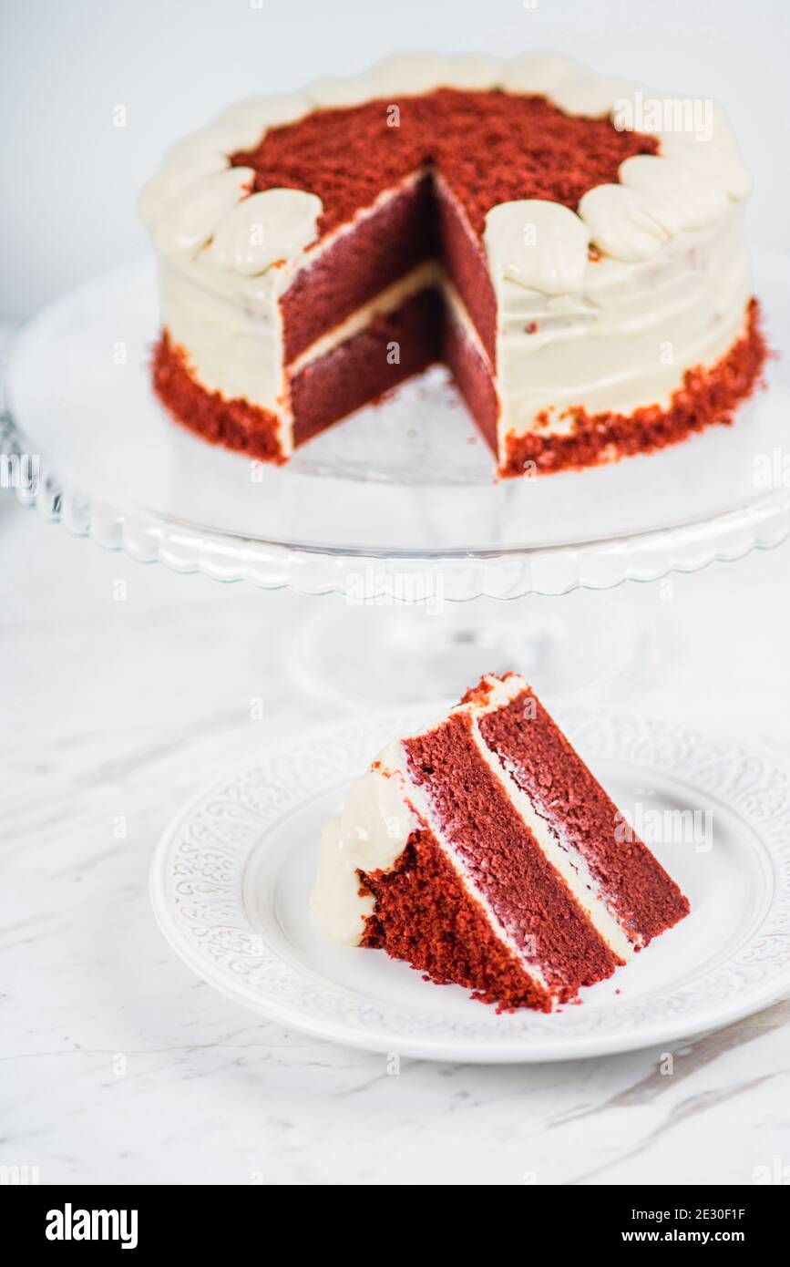 Red Velvet Cake Slice auf Marmor Tischhintergrund Stockfoto