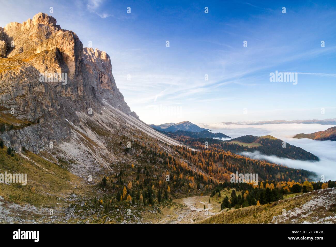Blick auf die Geislerberge bei einem Sonnenaufgang von Forcella De Furcia. Villnösser Tal, Dolomiten, Trentino-Südtirol, Italien. Stockfoto