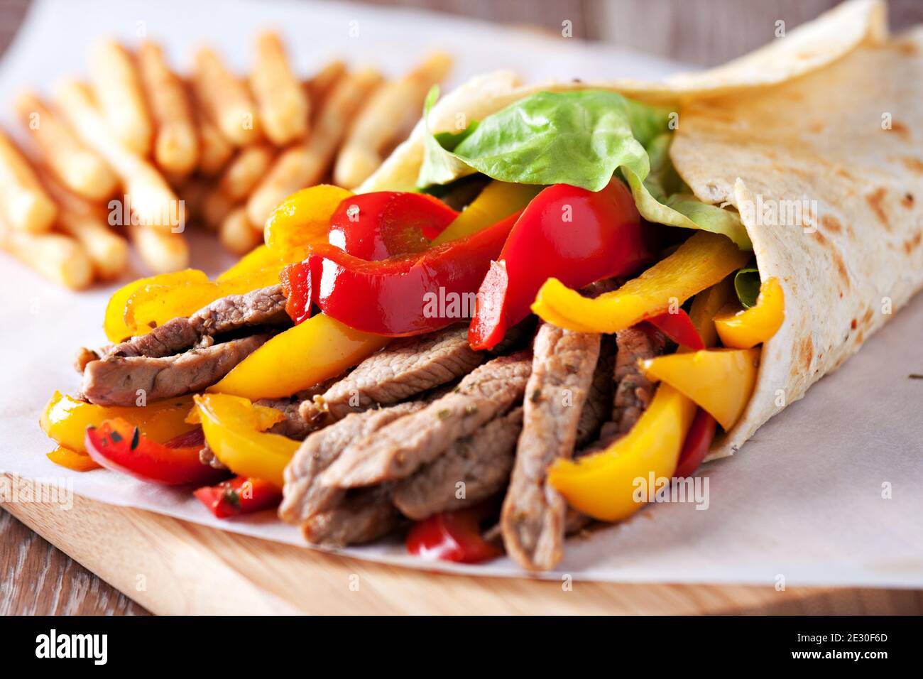 Mexikanische Fajita, Wrap aus Tortilla, Rindfleisch, frisches Gemüse. Stockfoto
